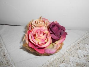 Hermoso adorno floral de rosas de tela