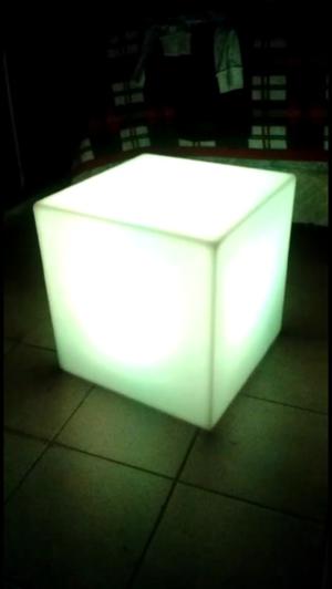 Puff cubo luminoso de plástico.