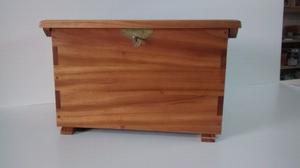 Vendo pequeño baúl en madera maciza con cerradura