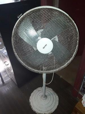 ventilador de pie andando