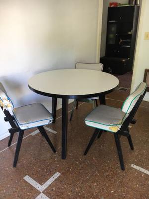Mesa con tres sillas