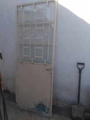 VENDO PUERTA DE CHAPA REFORSADA SIN MARCO LA SAQUE HAYER