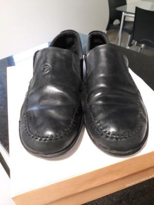 Zapatos negros usados sin detalles bro.42