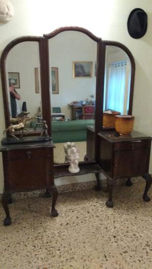 Antiguo mueble con espejo biselado