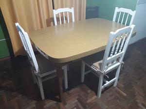 Juego de Mesa Y cuatro Sillas de Madera