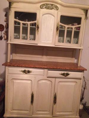 Mueble antiguo con marmol