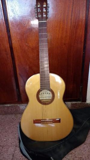 Vendo Guitarra Criolla Fonseca en perfecto estado con Funda