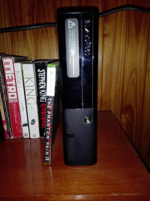Xbox 360 E - 4GB - 4 Juegos - 2 Joysticks - Semi nueva