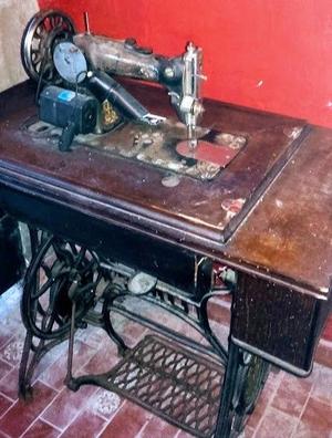 mesa con maquina de coser