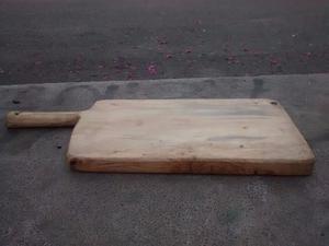 Tabla de madera de pino con mango. 40x25.
