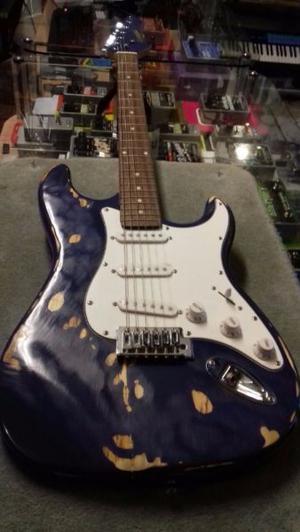 Guitarra Electrica Stratocaster marca Kansas, usada con