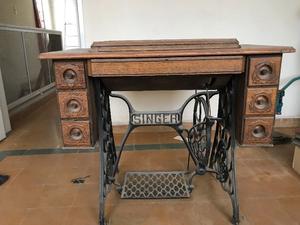 Mueble Antiguo de Singer con Maquina de coser Singer.