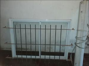 Vendo Ventana de aluminio con reja y cortina