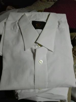 2 camisas blancas usadas