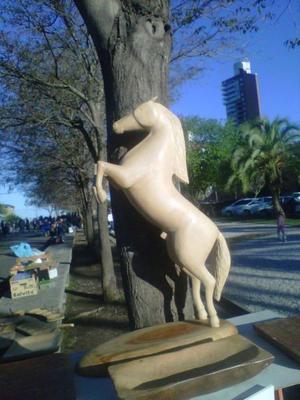 Estatuilla ecuestre (caballo) en madera de Jacarandá. 40cm