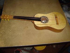 guitarra de madera para niño usada