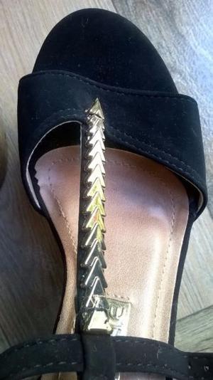 sandalias negras con detalle dorado