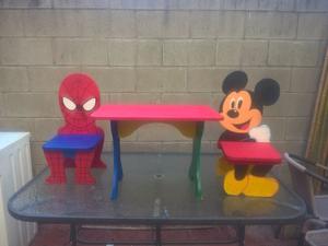 sillitas y mesa usada infantil