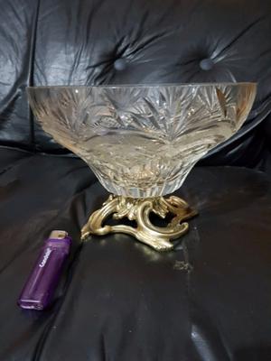 Centro de mesa o fuente de cristal con patas de bronce