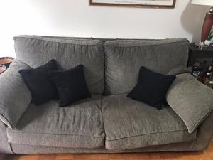 Impecable sillon de 2 cuerpos con almohadones