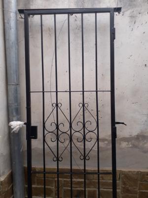 Puerta de reja con marco y cerradura