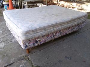 Cama sommier dos plazas con colchón.