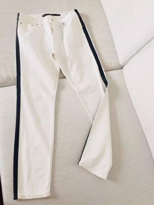Jean Zara color blanco con franja de cuero en piernas. Talle