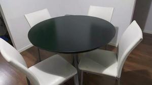 Mesa de melamina negra con 4 sillas blancas simil cuero