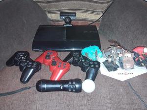 PlayStation 3 muy completa con accesorios y juegos.