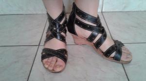 SANDALIAS NEGRAS CON TACHAS