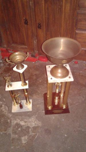 dos trofeos de bronce