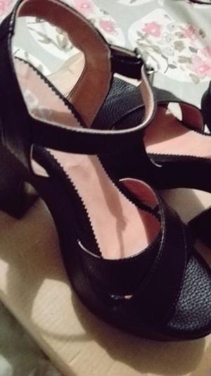 Sandalias N° 37 Color negro! Nuevas en caja