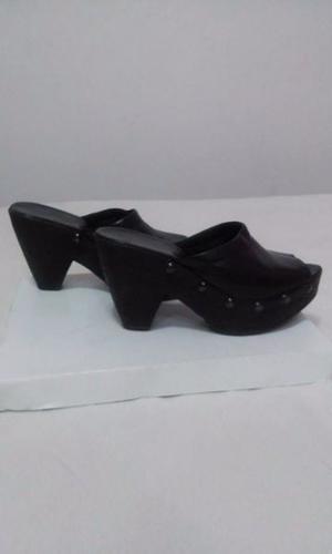 • ZUECOS DE CUERO NEGRO CON PLATAFORMA N° 38