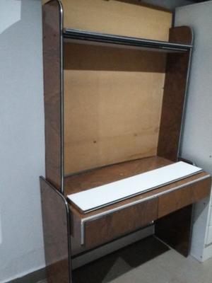 escritorio usado con estantes