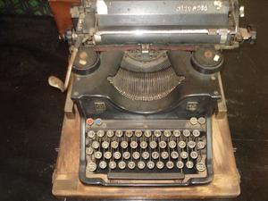 maquina de escribir olivetti M40.