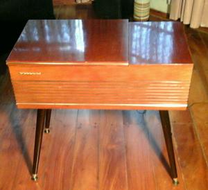 ANTIGUO COMBINADO PHILIPS TOCADISCO Y RADIO. IMPECABLE!