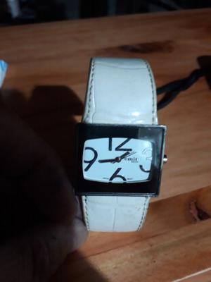Reloj pulsera blanco