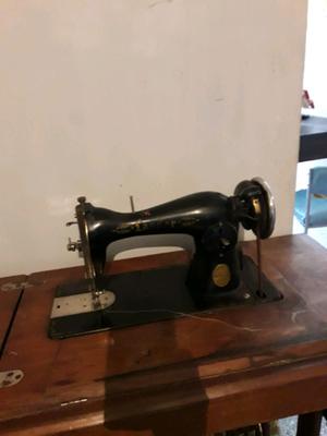 Vendo máquina de coser a pedal