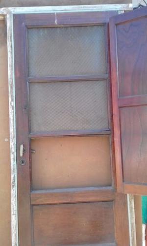 puerta de cedro con postigo de madera