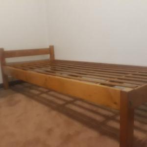 Cama de Madera de Pino Maciza de 1 plaza Usada en Buen