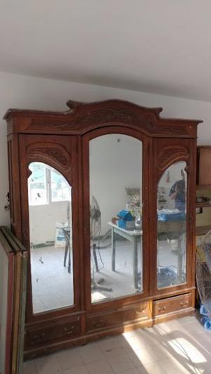 Mueble antiguo con espejos biselados