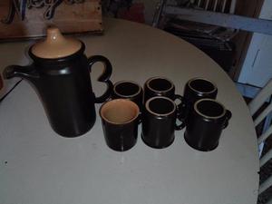 6 tazas de café y cafetera