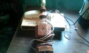 Velador y telefono antiguo