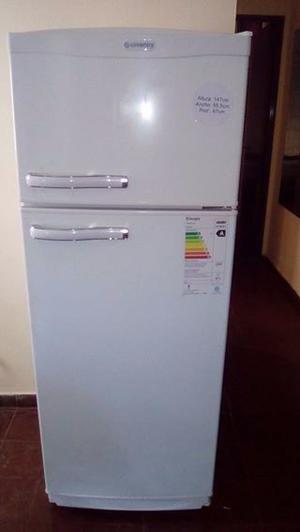 Se vende heladera por mudanza.
