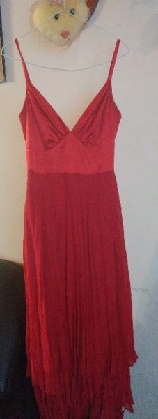 Vestido de saten y gasa rojo $600 talle 2,3.elastizado Lanus