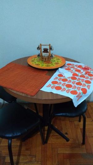 Mesa redonda + 3 banquetas