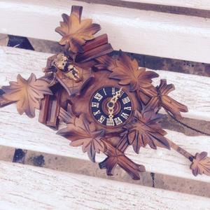 Reloj cucú de madera tallado
