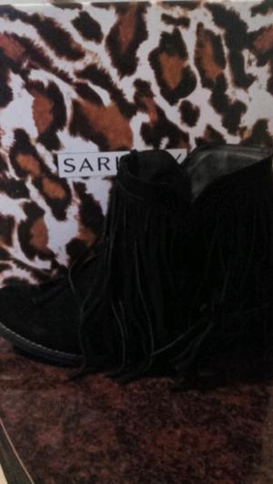 Botas con flecos sarkany