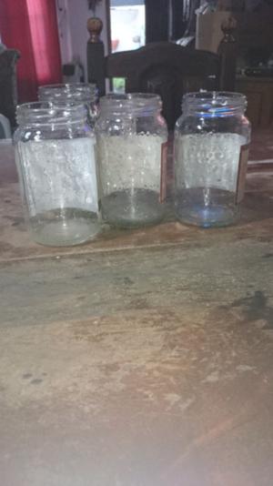 Frascos de vidrio de mermelada usados
