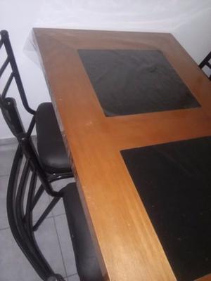 1 mesa con 4 sillas negras